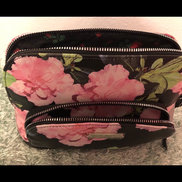 NWT Betsey Johnson Dome Pocket Wristlet - Picture 2 of 4